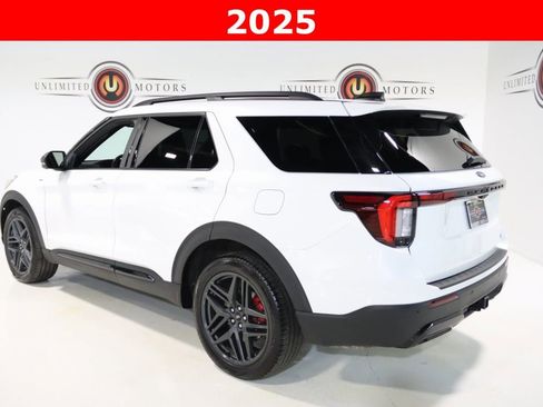 Used 2025 Ford Explorer ST-Line w/ Premium Package image 3