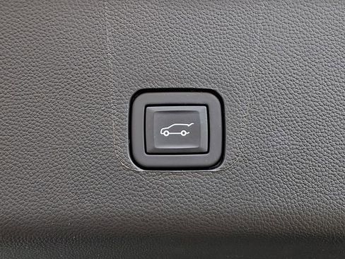 Used 2023 Chevrolet Traverse LT image 33