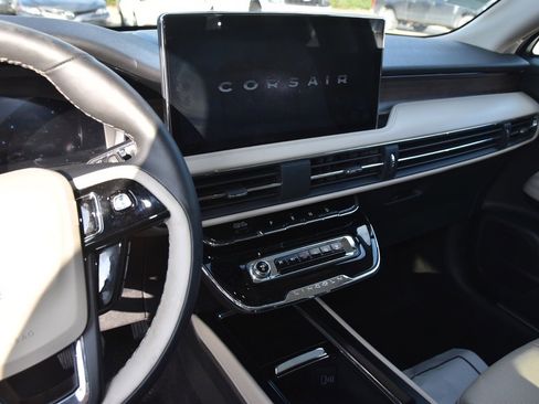 Used 2025 Lincoln Corsair Reserve w/ Towing Package image 8