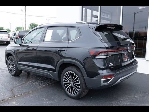 Used 2025 Volkswagen Taos SE FWD image 3