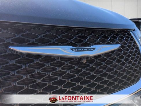 Used 2023 Chrysler Pacifica Touring-L image 9