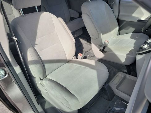 Used 2020 Toyota Sienna L w/ Carpet Mat Package FWD image 17