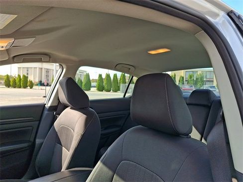 Used 2024 Nissan Altima 2.5 SV image 13