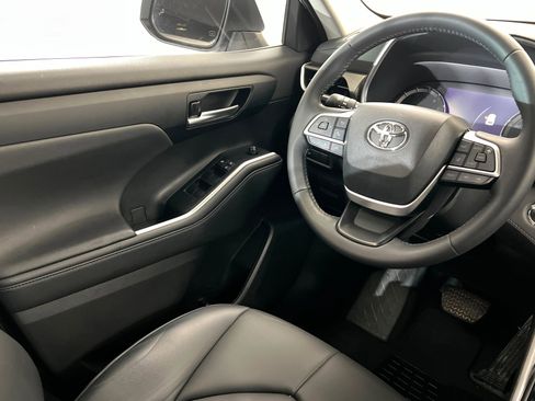 Used 2023 Toyota Highlander XLE AWD/4WD image 12