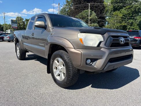 Used 2014 Toyota Tacoma 4x4 Access Cab V6 w/ TRD Sport Package image 1