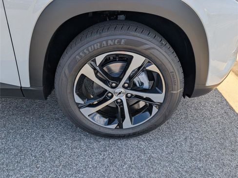New 2026 Chevrolet Trax RS w/ Sunroof Package FWD image 5