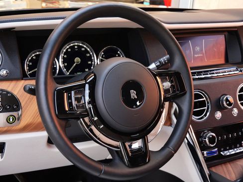 Used 2023 Rolls-Royce Cullinan w/ Cullinan Package image 17