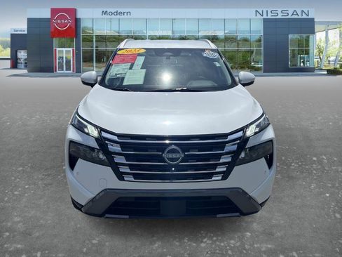 Certified 2025 Nissan Rogue SL FWD image 2