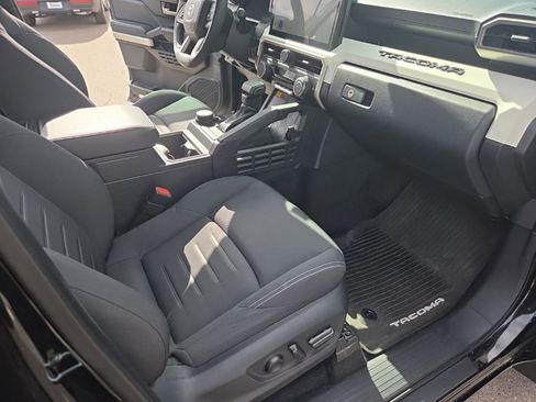 Used 2024 Toyota Tacoma TRD Sport AWD/4WD image 32