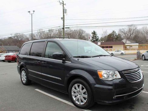 Used 2014 Chrysler Town & Country Touring image 3