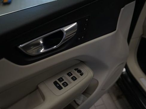 Used 2022 Volvo XC60 B5 Momentum w/ Climate Package image 18