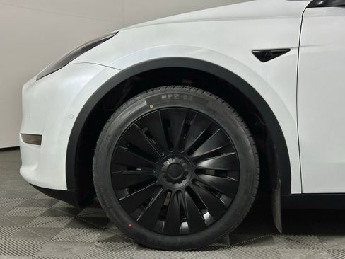 Used 2022 Tesla Model Y Long Range image 9