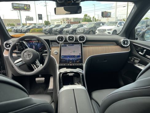 Used 2025 Mercedes-Benz GLC 300 4MATIC image 29