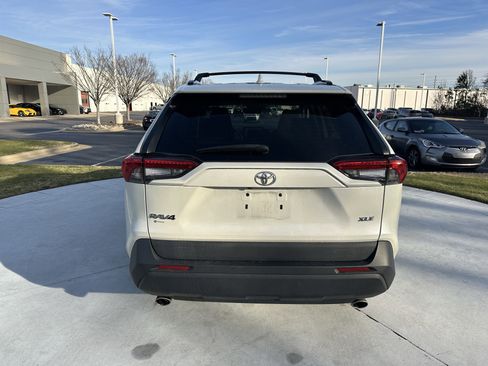 Used 2021 Toyota RAV4 XLE Premium image 9