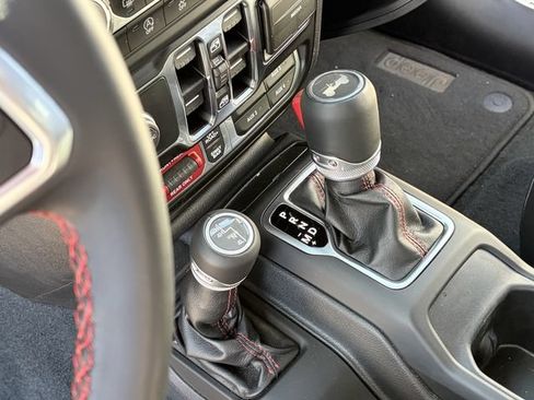 Used 2022 Jeep Wrangler Unlimited Rubicon w/ LED Lighting Group AWD/4WD image 9