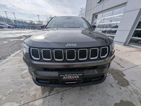 Used 2024 Jeep Compass Latitude image 9