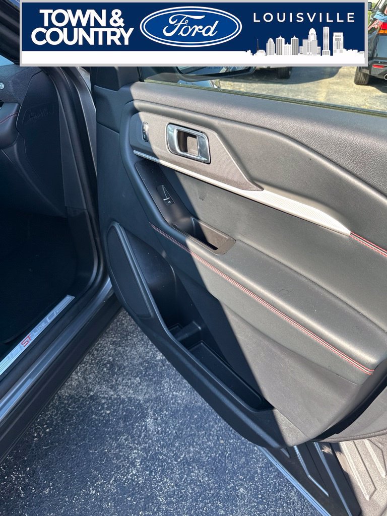 Used 2025 Ford Explorer ST-Line w/ ST-Line Street Pack AWD/4WD image 19