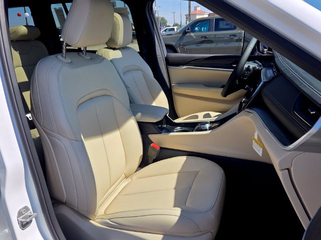 New 2027 Jeep Grand Cherokee Limited AWD/4WD image 18