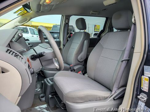 Used 2009 Chrysler Town & Country LX FWD image 9