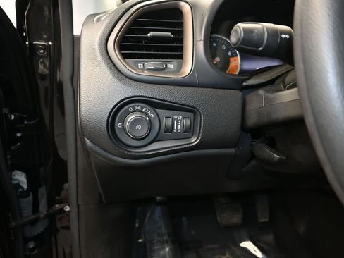 Used 2023 Jeep Renegade Latitude AWD/4WD image 12
