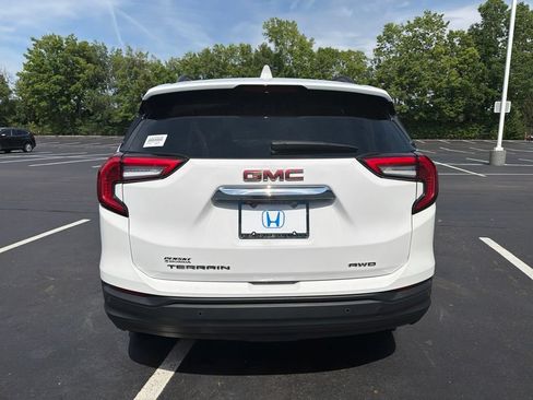 Used 2023 GMC Terrain SLE w/ Driver Convenience Package AWD/4WD image 4