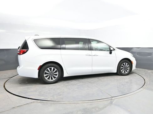 Used 2023 Chrysler Pacifica Touring-L FWD image 10