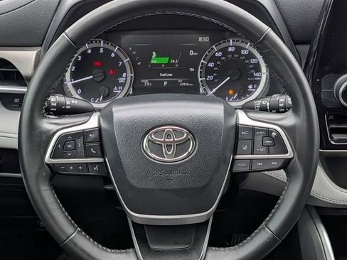 Used 2023 Toyota Highlander LE FWD image 13