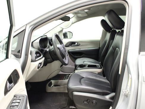 Used 2024 Chrysler Pacifica Touring-L image 18