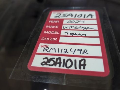 Used 2024 Volkswagen Tiguan SE w/ Panoramic Sunroof Package image 20