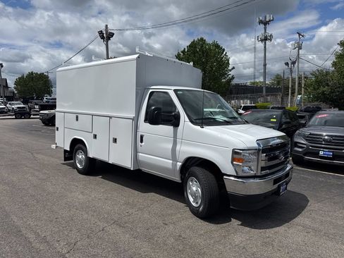 New 2027 Ford E-350 and Econoline 350 Super Duty w/ Power Equipment Group RWD image 3