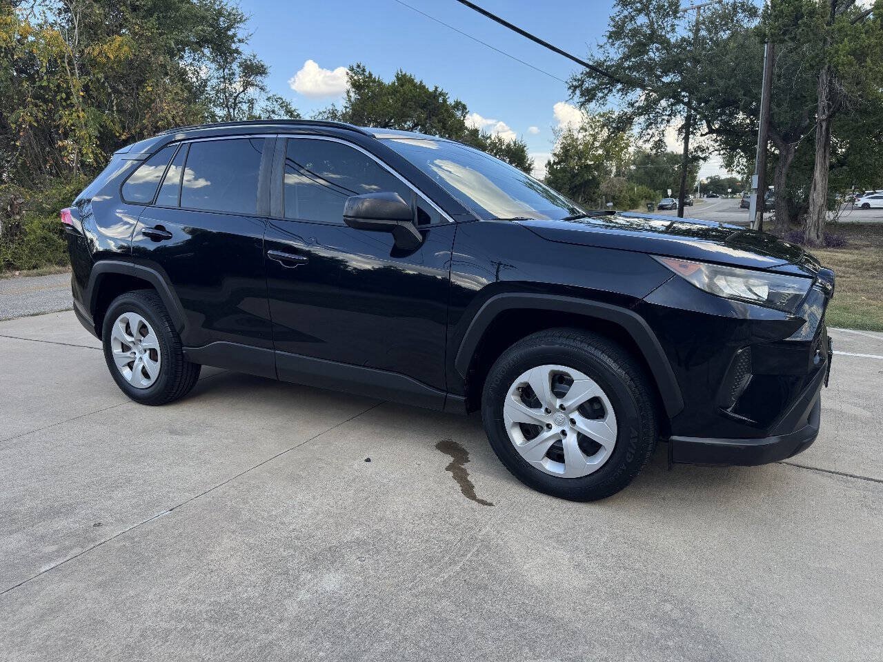 Used 2019 Toyota RAV4 LE FWD image 16