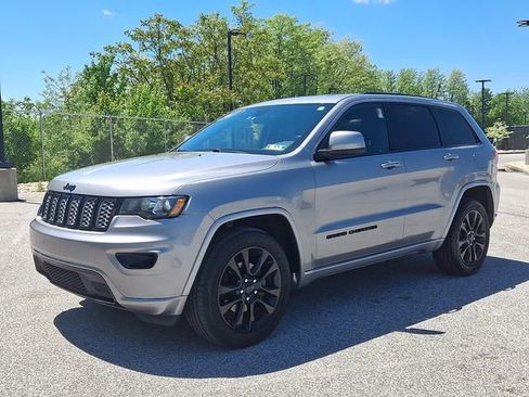 Used 2017 Jeep Grand Cherokee Altitude AWD/4WD image 6