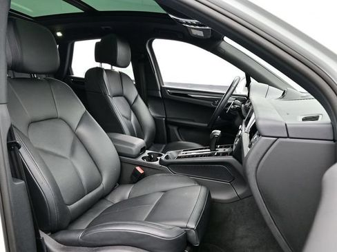 Certified 2024 Porsche Macan AWD/4WD image 20