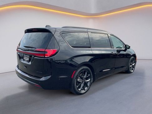 Used 2024 Chrysler Pacifica Limited w/ Uconnect Theater Family Group image 7