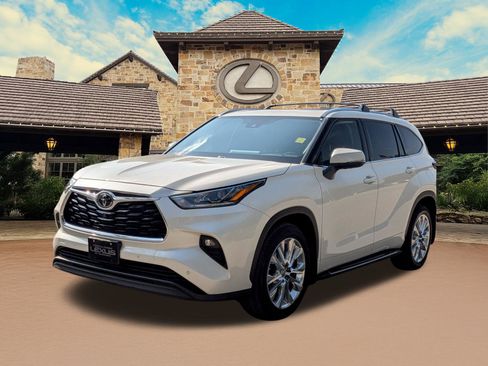 Used 2021 Toyota Highlander Limited FWD image 4