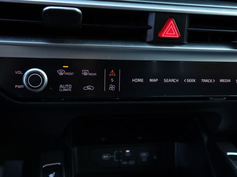 Used 2024 Kia Sorento S image 8