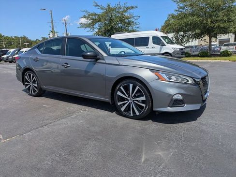 Used 2022 Nissan Altima 2.5 SR FWD image 2