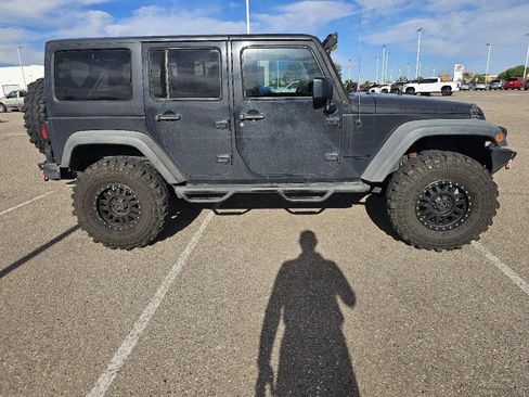 Used 2016 Jeep Wrangler Unlimited Rubicon w/ Connectivity Group AWD/4WD image 7