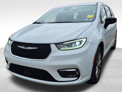 Used 2024 Chrysler Pacifica Touring-L image 29