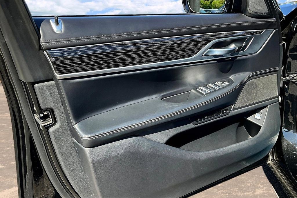 Used 2021 BMW 750i xDrive w/ Executive Package AWD/4WD image 20