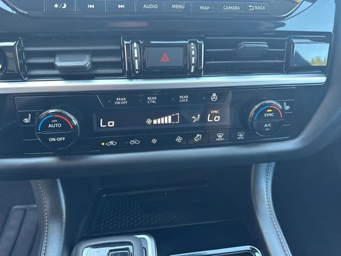 Used 2025 Nissan Pathfinder SL AWD/4WD image 32