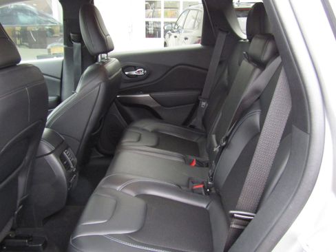 Used 2020 Jeep Cherokee Latitude Plus image 11