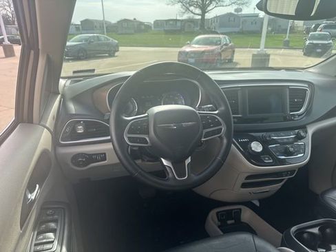 Used 2018 Chrysler Pacifica Touring-L image 9