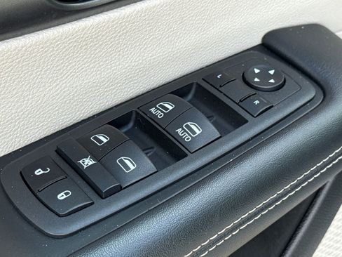 Used 2023 Chrysler Pacifica Touring-L FWD image 18