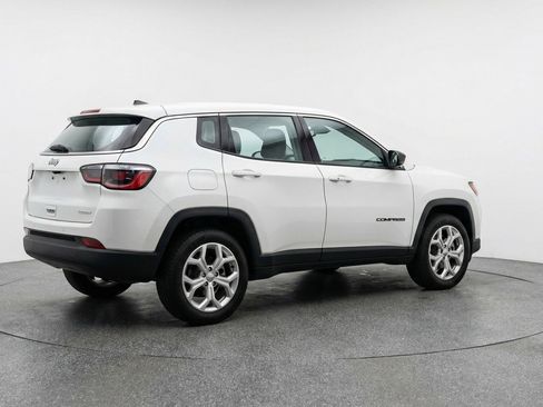 Used 2025 Jeep Compass Latitude AWD/4WD image 9