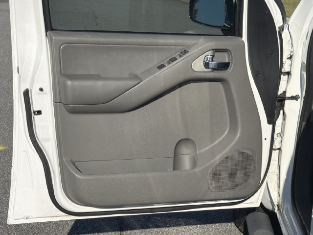 Used 2010 Nissan Frontier LE w/ LE Value Truck Pkg RWD image 12