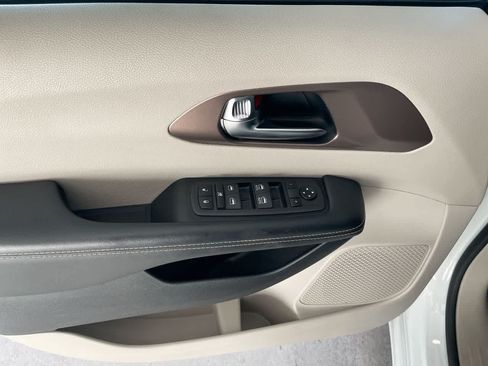 Used 2023 Chrysler Voyager LX FWD image 13