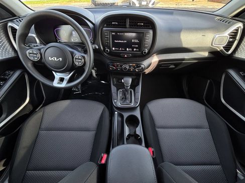 Used 2025 Kia Soul LX w/ LX Technology Package FWD image 31