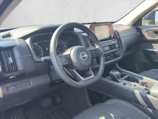 Used 2025 Nissan Pathfinder S FWD image 9