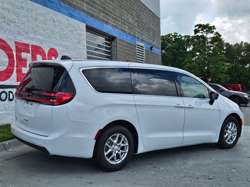 New 2027 Chrysler Pacifica Select FWD image 6